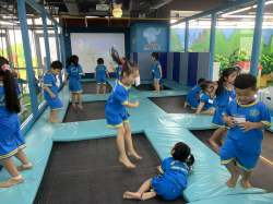 Trẻ vui chơi tại Siêu thị Gold Coast Nha Trang năm học 2023-2024