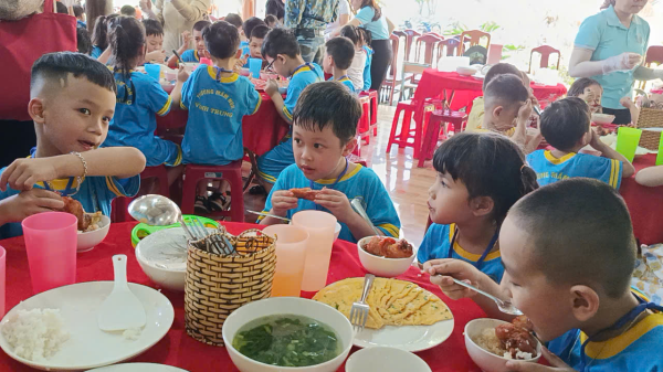 Tổ chức cho trẻ trải nghiệm tại T&T Happy Farm 