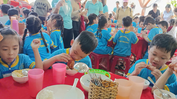 Tổ chức cho trẻ trải nghiệm tại T&T Happy Farm 