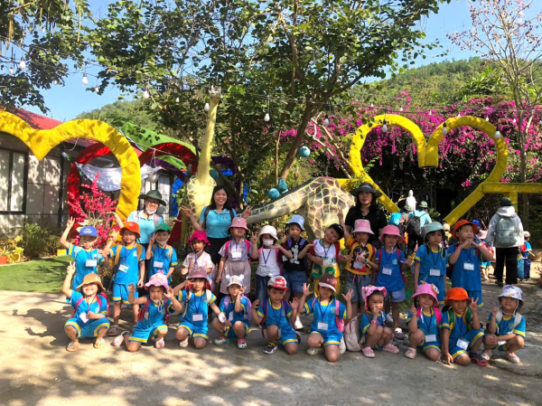 Tổ chức cho trẻ trải nghiệm tại T&T Happy Farm 