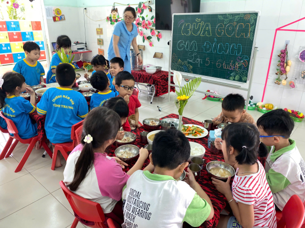 TỔ CHỨC “BỮA CƠM GIA ĐÌNH” NHÂN NGÀY GIA ĐÌNH HẠNH PHÚC 20/3