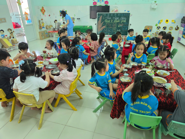 TỔ CHỨC “BỮA CƠM GIA ĐÌNH” NHÂN NGÀY GIA ĐÌNH HẠNH PHÚC 20/3