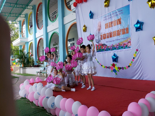 Trường mầm non Vĩnh Trung tổ chức sinh hoạt mừng sinh nhật Bác với chủ đề “nhớ ơn Bác Hồ”