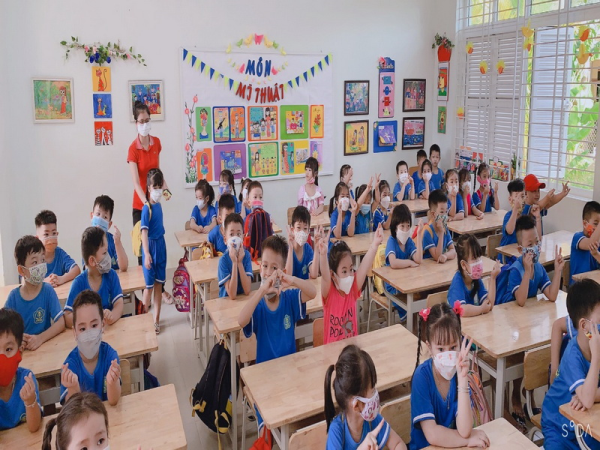 Trường mầm non Vĩnh Trung tổ chức cho trẻ 5 - 6 tuổi tham quan trường tiểu học năm học 2021 - 2022