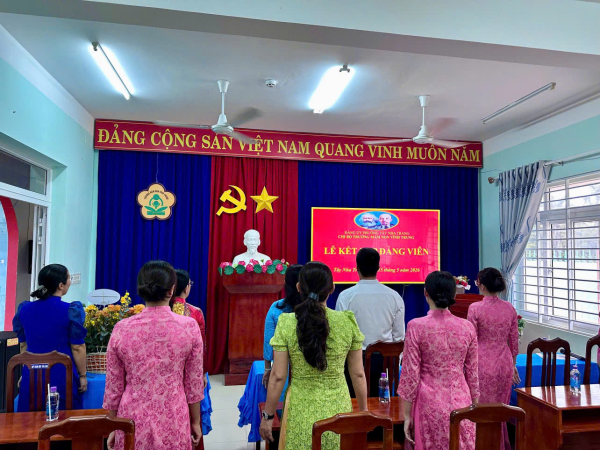 TỔ CHỨC LỄ KẾT NẠP ĐẢNG VIÊN
