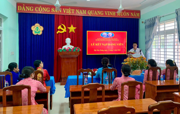 TỔ CHỨC LỄ KẾT NẠP ĐẢNG VIÊN