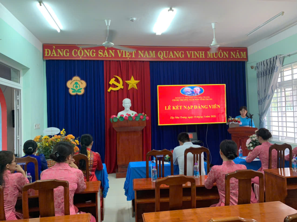 TỔ CHỨC LỄ KẾT NẠP ĐẢNG VIÊN