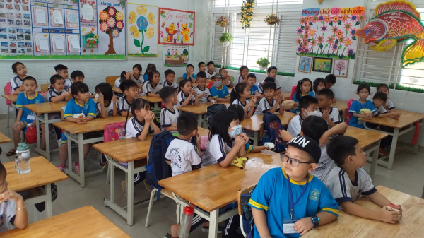Trẻ mẫu giáo 5-6 tuổi tham quan Trường Tiểu học Vĩnh Trung, năm học 2022-2023