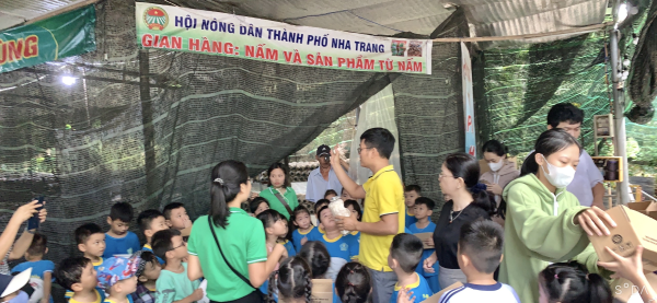 Tham quan trải nghiệm tại Hợp tác xã nấm Nha Trang, năm học 2023-2024