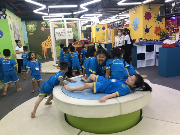 Tổ chức cho trẻ vui chơi tại Siêu thi Gold Coast - Nha trang, năm học 2023-2024