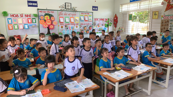 Trẻ MG 5 tuổi tham quan Trường Tiểu học Vĩnh Trung năm học 2023-2024