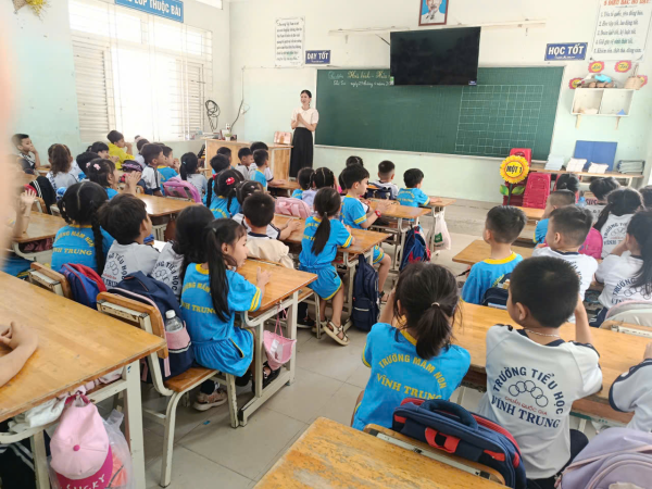 TỔ CHỨC CHO TRẺ 5 - 6 TUỔI THAM QUAN TRƯỜNG TIỂU HỌC VĨNH TRUNG NĂM HỌC 2025-2026